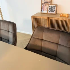 Xenos Eetkamerstoelen-Eetkamerstoel velvet met armleuning - bruin - 87x56.5x43 cm