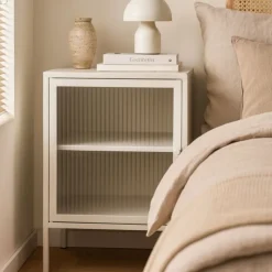 Xenos Nachtkastjes-Nachtkastje Luca met geribbeld glazen deurtje - offwhite - 55.5x40x32 cm
