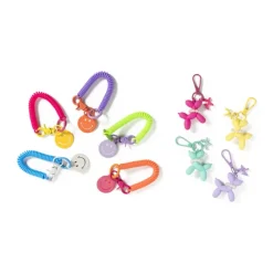 Xenos Selutelhangers-Sleutelhanger hond met parelketting - plastic - 6.5x6.5x1 cm - diverse varianten