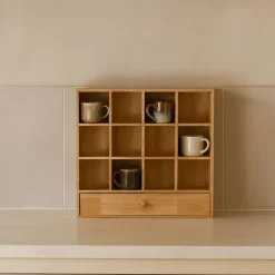 Xenos Kerstcadeaus|Vakkenkasten-Wandkastje voor mokken met lade - bruin - 53x50x10 cm