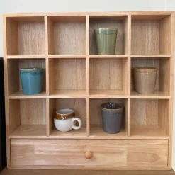 Xenos Kerstcadeaus|Vakkenkasten-Wandkastje voor mokken met lade - bruin - 53x50x10 cm